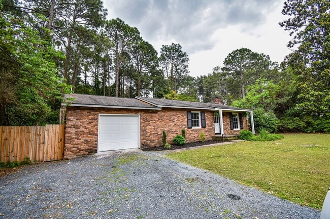 Building Photo - 2 Bedroom 1 Bathroom Home