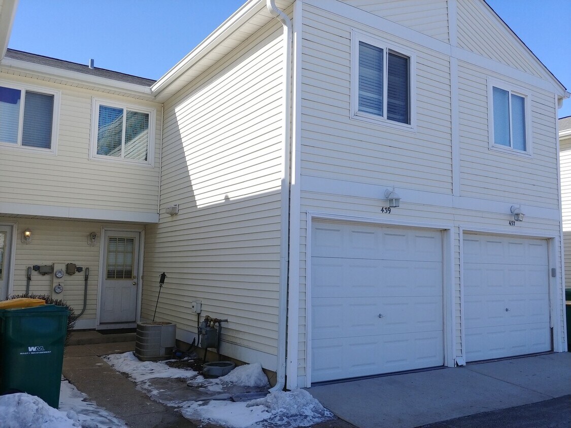 1 car attached garage - 439 Meadow Green Ln