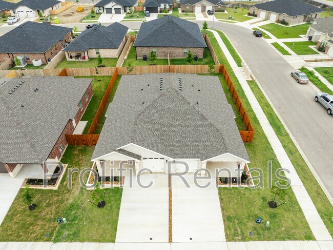 Foto del edificio - 5101 Rose Petal Ct