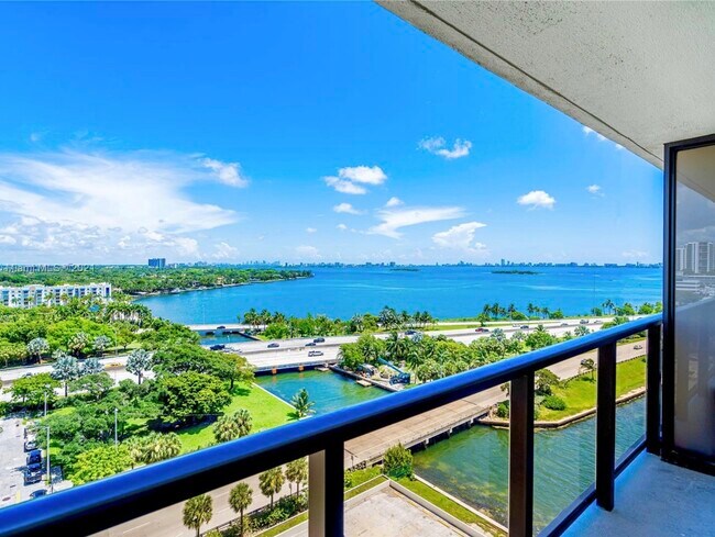 Foto del edificio - 600 NE 36th St