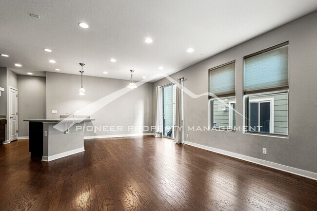 Foto del edificio - Lovely Townhome with Central AC and Washer/Dryer!