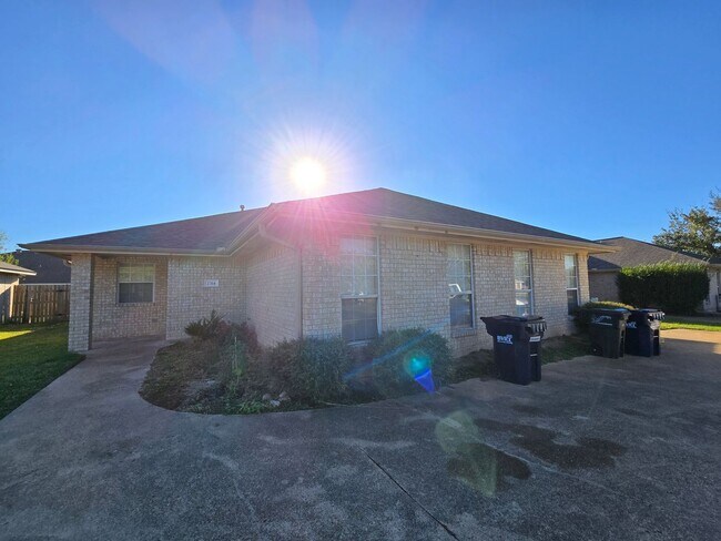 Foto del edificio - College Station - 3 Bedroom / 3 Bath duplex - Fenced in Yard.