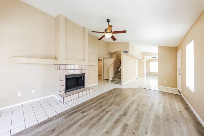 Building Photo - 8015 W Laurel Ln
