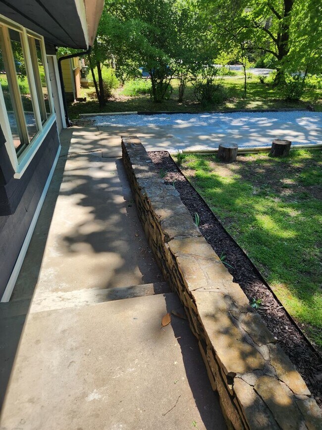 Building Photo - Midcentury Modern in Fayetteville