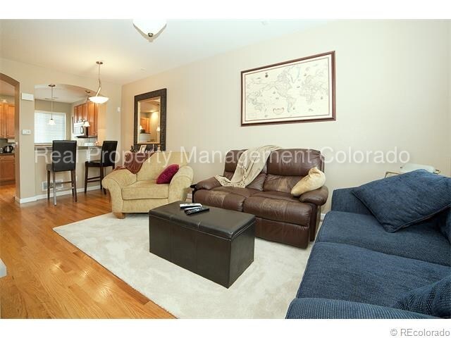 Building Photo - 755 Roslyn St