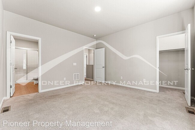 Building Photo - 2 br, 2.5 bath House - 1152 Oak St