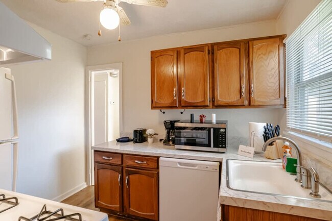 Building Photo - 2861 Potter Dr