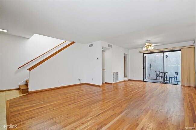 Building Photo - 3 br, 3 bath Condo - 23549 Victory Blvd Un...