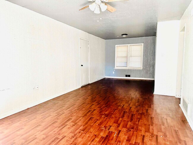 Foto del edificio - 1211 NW Logan Ave