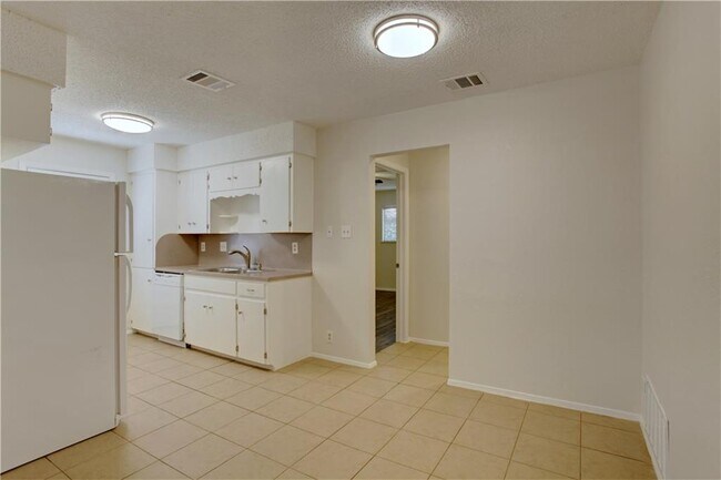 Building Photo - 6204 Linda Ln