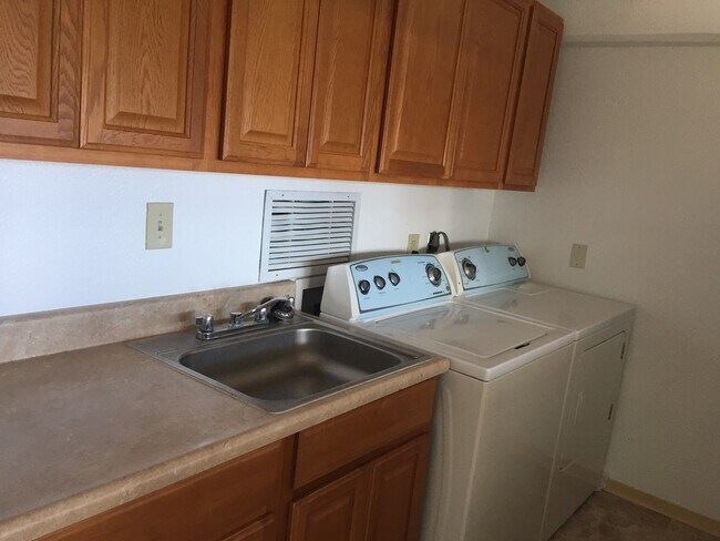Building Photo - 2-bedroom, 2-bath with 1-parking