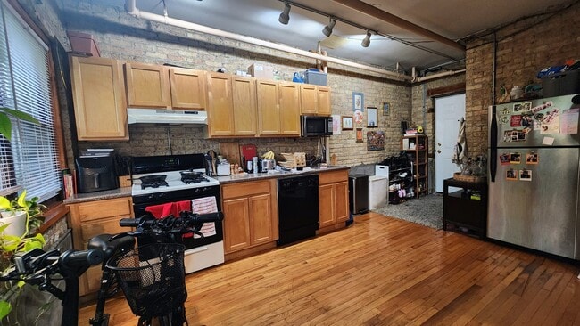 Building Photo - 1919 W Berteau Ave