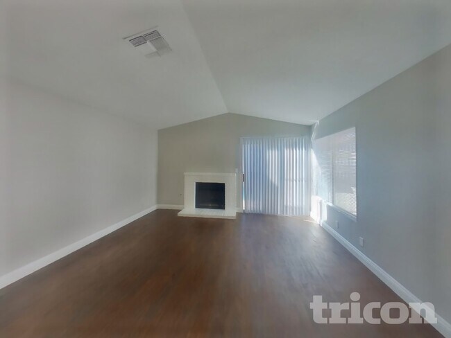 Foto del edificio - 7351 Girard Dr