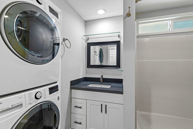 Foto del edificio - 2 bed 1.75 bath - includes water/sewer/gar...