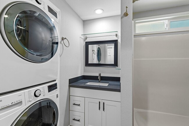 Building Photo - 2 bed 1.75 bath - includes water/sewer/gar...