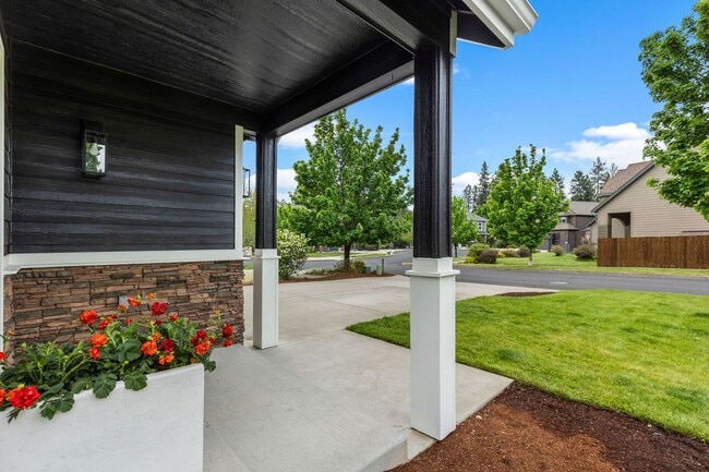 Building Photo - Beautiful SE Bend Home | Spacious Floorplan | Fenced Backyard | Near Parks & Trails