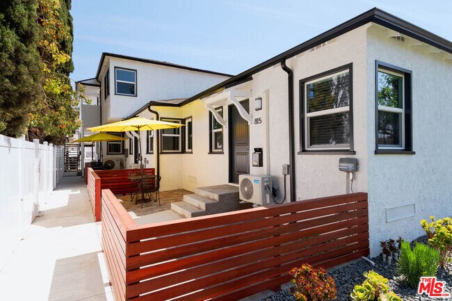 Foto del edificio - 815 W Glenoaks Blvd