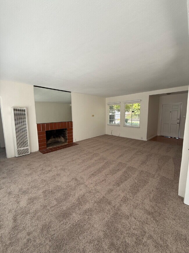 Building Photo - Beautiful 2-bedroom, 1-bathroom home in Castro Valley