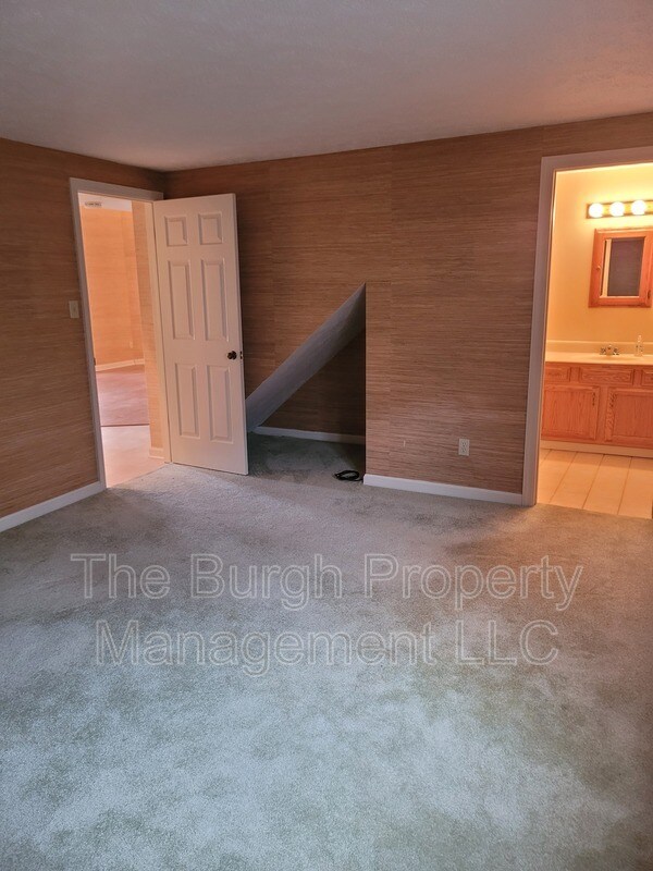 Building Photo - 233 Greenwood Dr