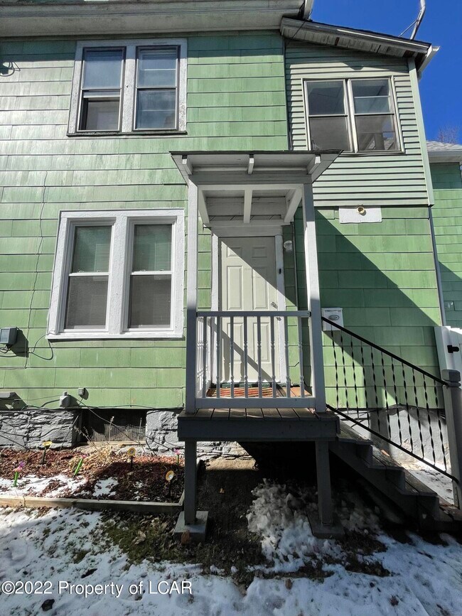 Building Photo - 35 Simpson St