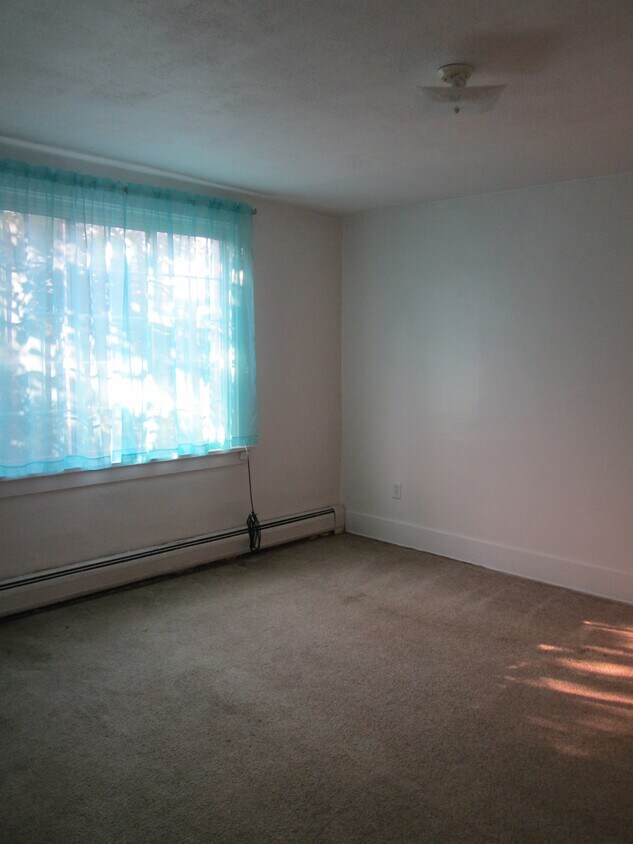 wider photo of bigger bedroom - 732 Grandview Ave
