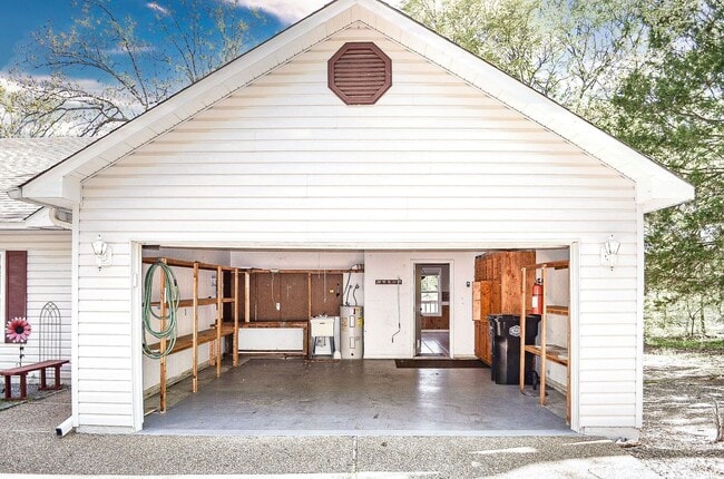 Building Photo - East Gate Area | Home | Unfurnished