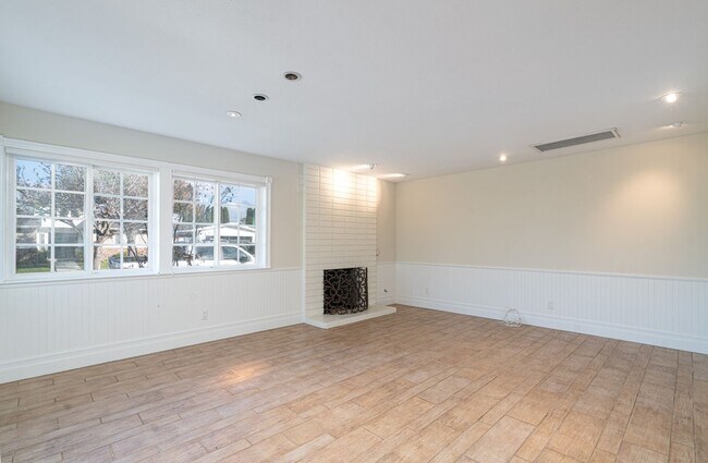 Building Photo - Craftsman Style Home on Corner Lot in Mesa...