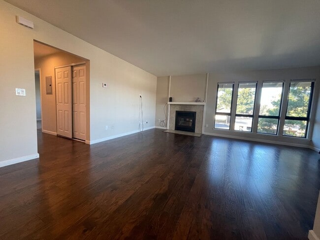 Building Photo - Beautiful Condo in Gated Community