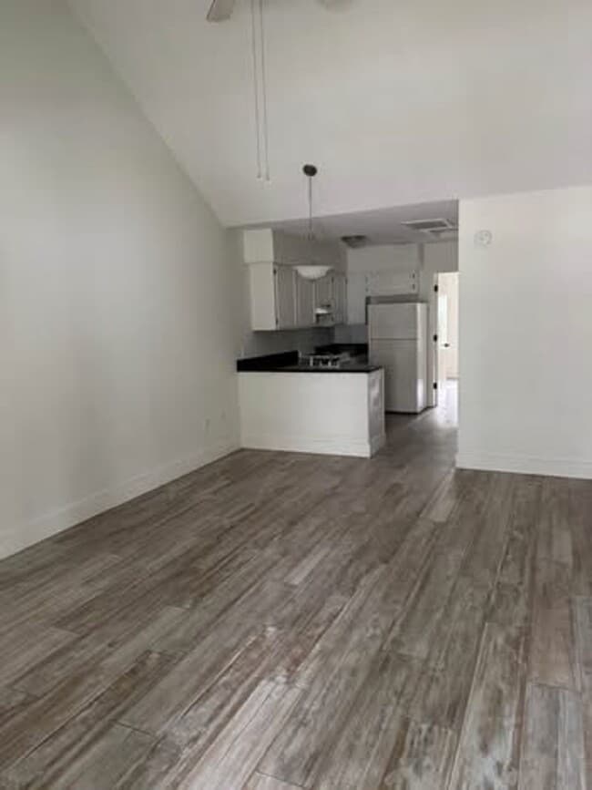 Large One Bedroom Across from the Beach in... - Large One Bedroom Across from the Beach in... Apartment
