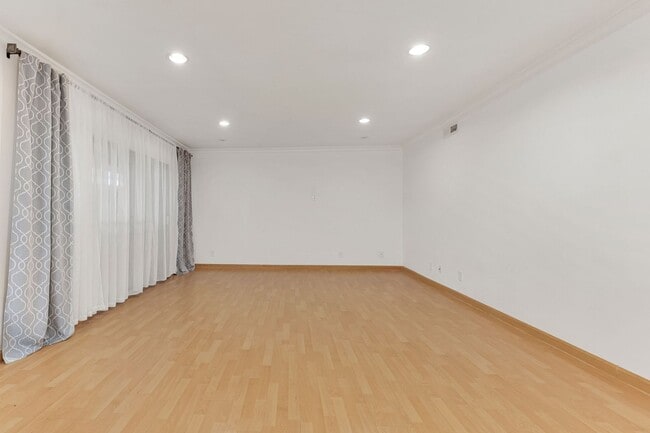 Foto del edificio - 4950 Louise Ave