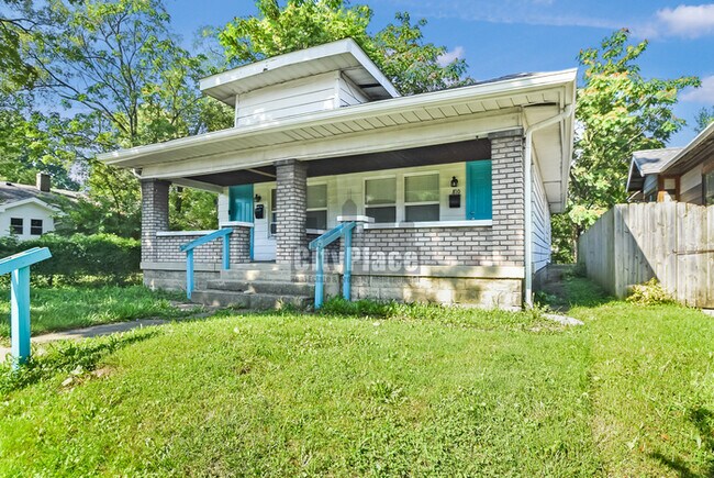 Building Photo - 810 N Gladstone Ave