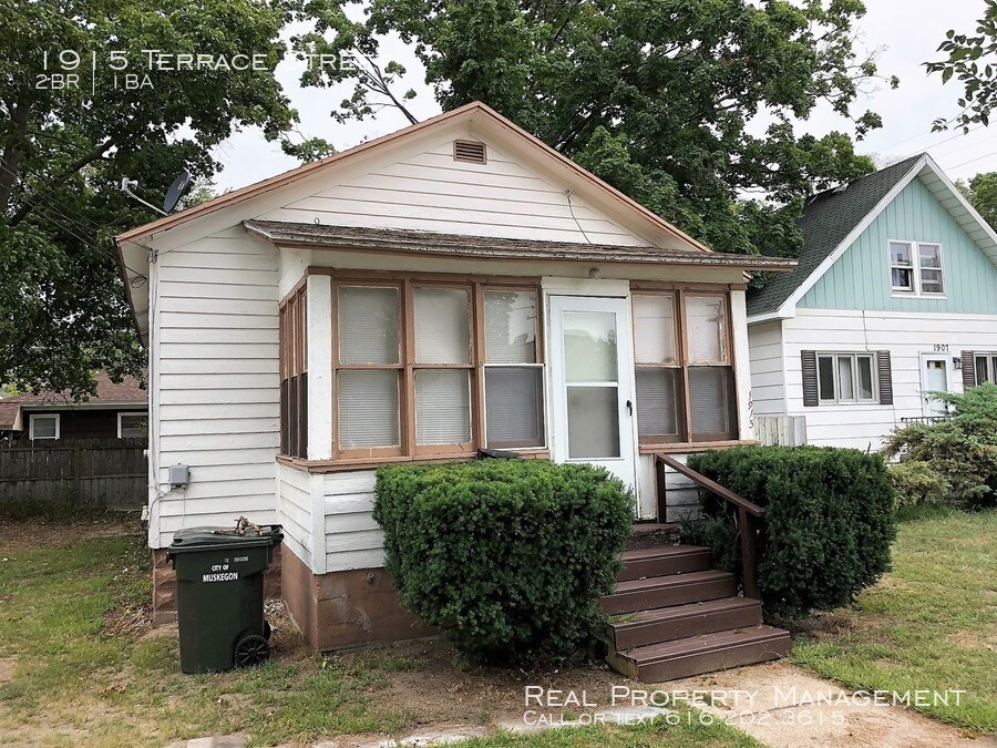 Primary Photo - Nicely updated 2 bedroom bungalow style home