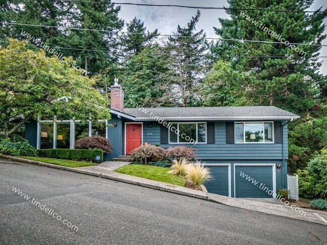 Building Photo - Spacious Mid-Century Modern Home in Counci...