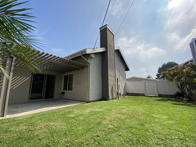 Building Photo - 2195 Canyon Drive #D