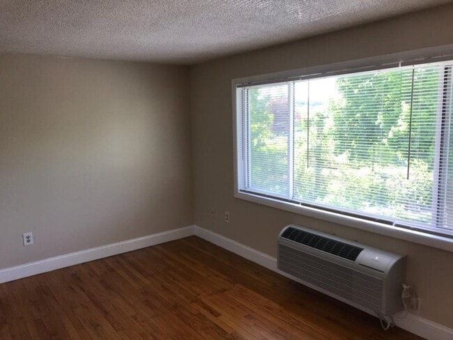 Building Photo - 6 Dean Street Apartment 3 Danbury CT 06810