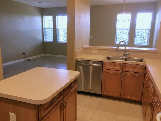 Building Photo - 850 Millbrae Ct