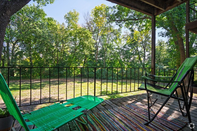 2BR, 1BA - 984SF - The Edge Apartments