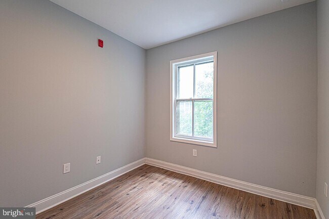 Building Photo - 2037 Mt Vernon St