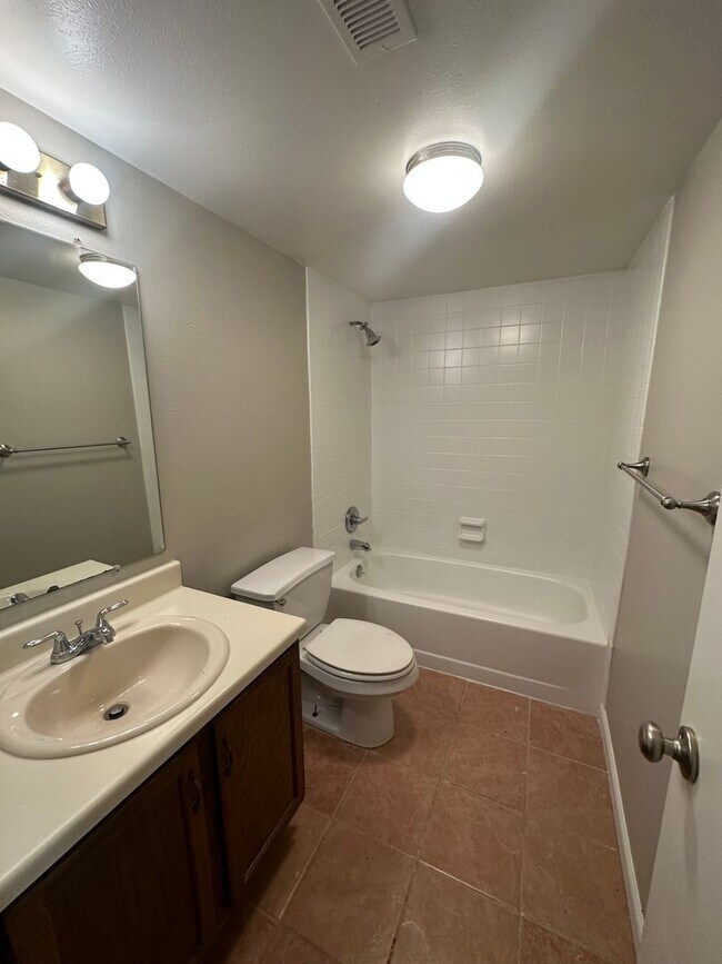 Building Photo - Spacious 2bed/2bath Apartment in unit W/D!