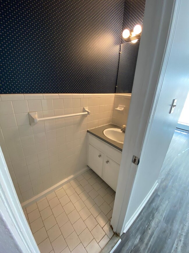 Building Photo - 2Bedroom 1.5Bath - $900 - REDUCED RENT!!