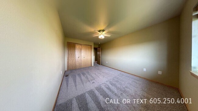 Foto del edificio - 2 Bedroom 1.5 Bathroom Townhome w/ a Doubl...
