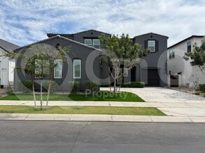 Building Photo - 10207 E Tillman Ave
