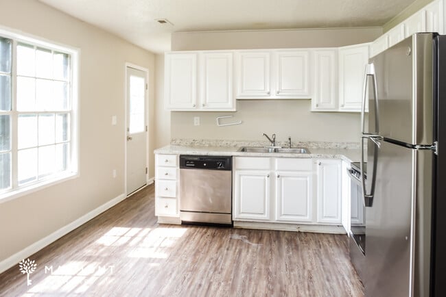 Building Photo - 2115 Fernbrook Dr NE