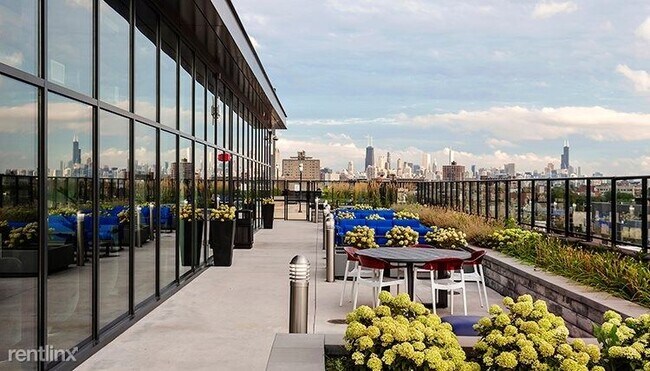 Foto del edificio - 620 W Addison St