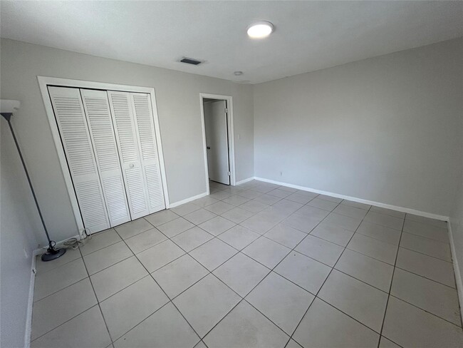 Building Photo - 3880 Woodside Dr