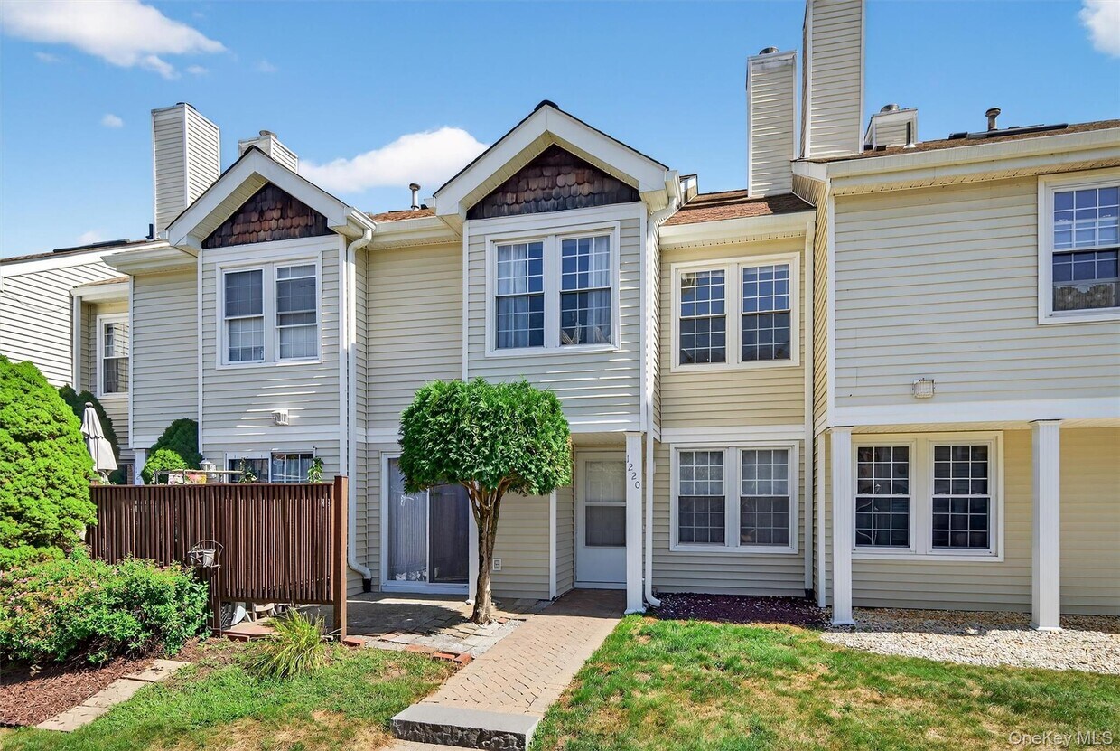 Foto principal - 1220 Whispering Hills Dr