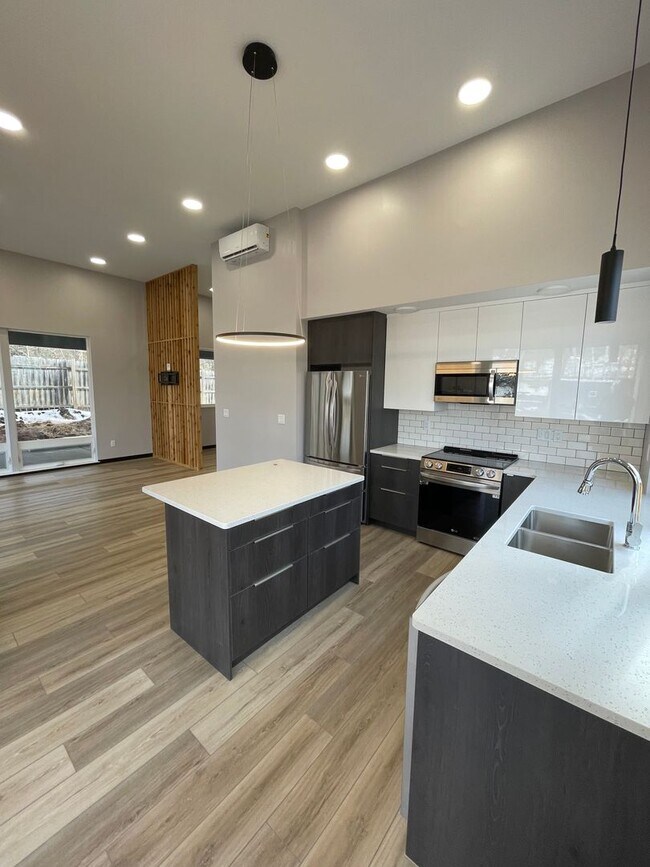 Building Photo - 4005 Robinson Street