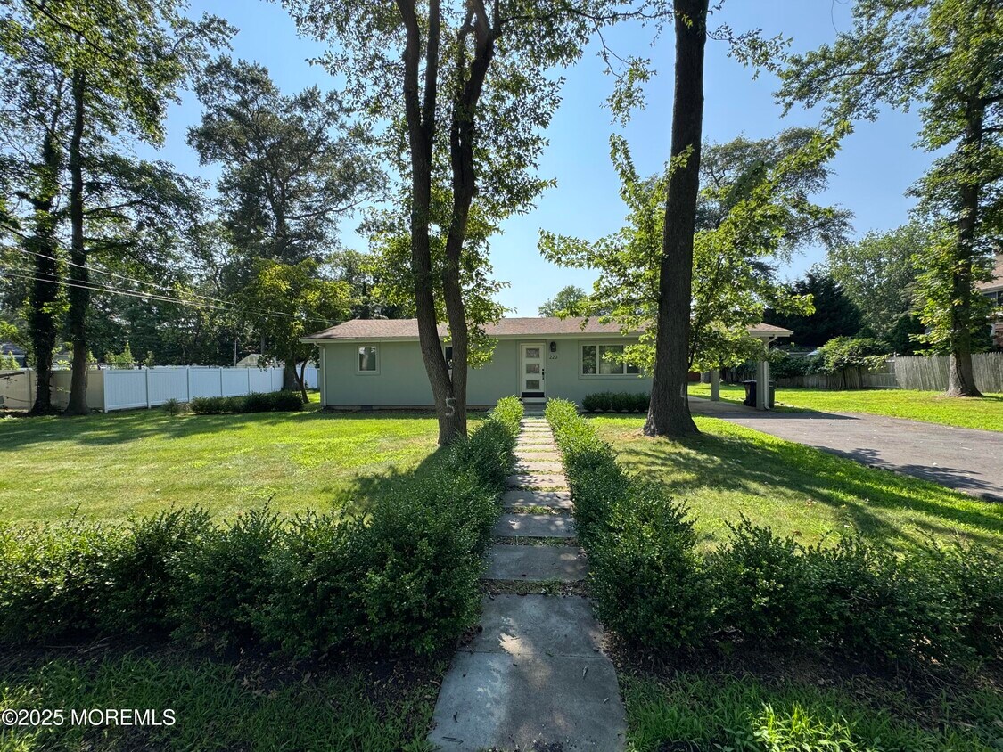 Foto principal - 220 Highwood Rd