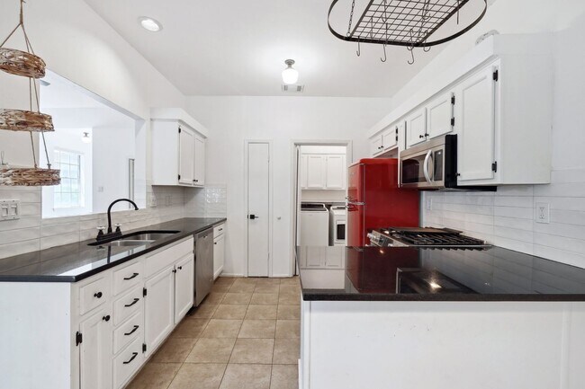 Foto del edificio - 6501 Brush Country Rd