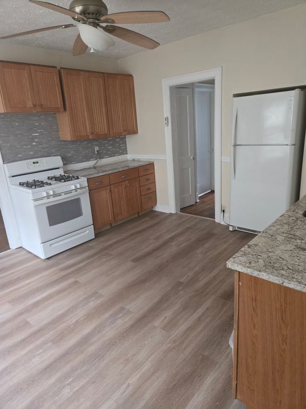 Building Photo - 54 Sharon St